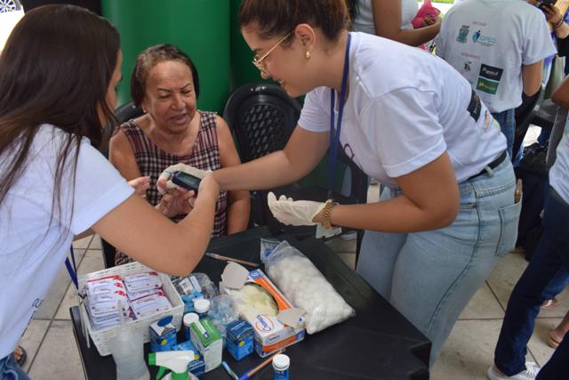 Alunos de Enfermagem da Uespi promovem ação educativa de saúde na praça Feliz Pacheco em Picos