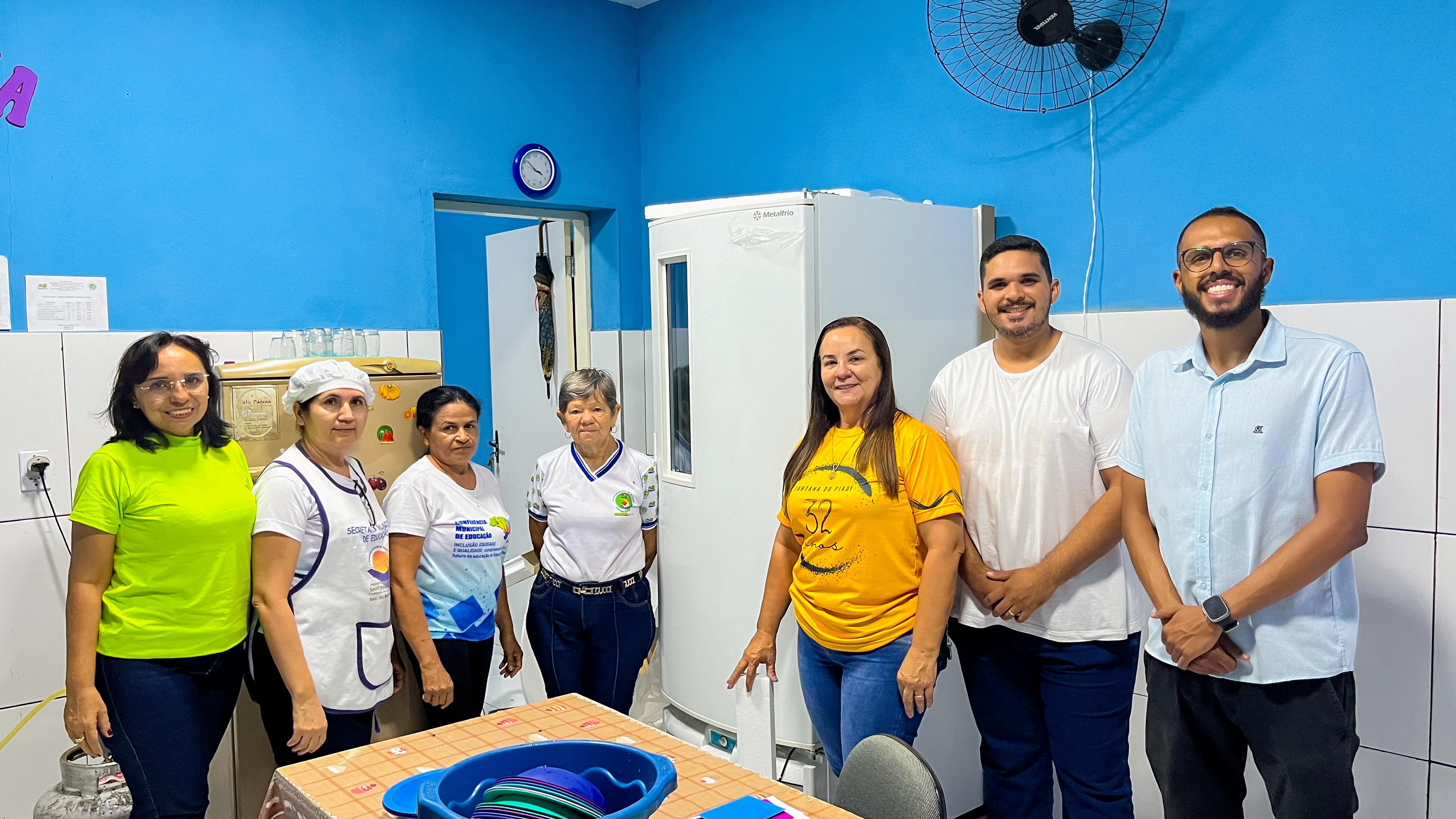 Prefeitura de Santana do Piauí entrega refrigeradores às escolas