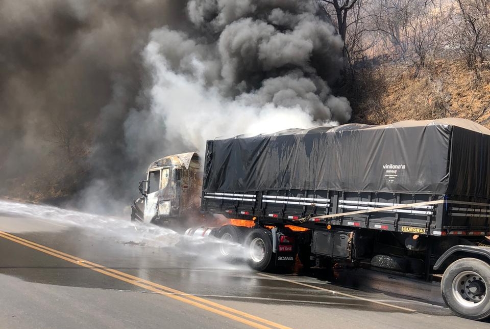Caminhão com fertilizantes pega fogo na BR 316 em Picos