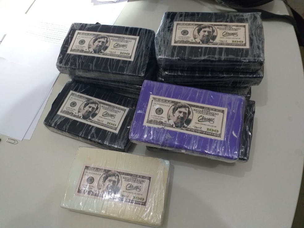 PRF apreende pacotes de cocaína com rosto de Pablo Escobar escondida no painel de carro