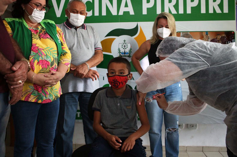 Menino indígena é a primeira criança a ser vacinada contra a covid-19 no Piauí