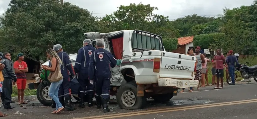 Homem morre após colisão entre caminhonete e carreta na BR-230 em Oeiras