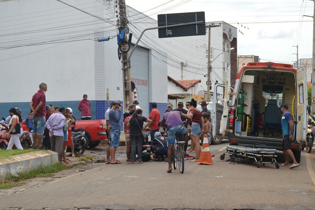 Flagrante: mulher cai de moto no centro de Picos