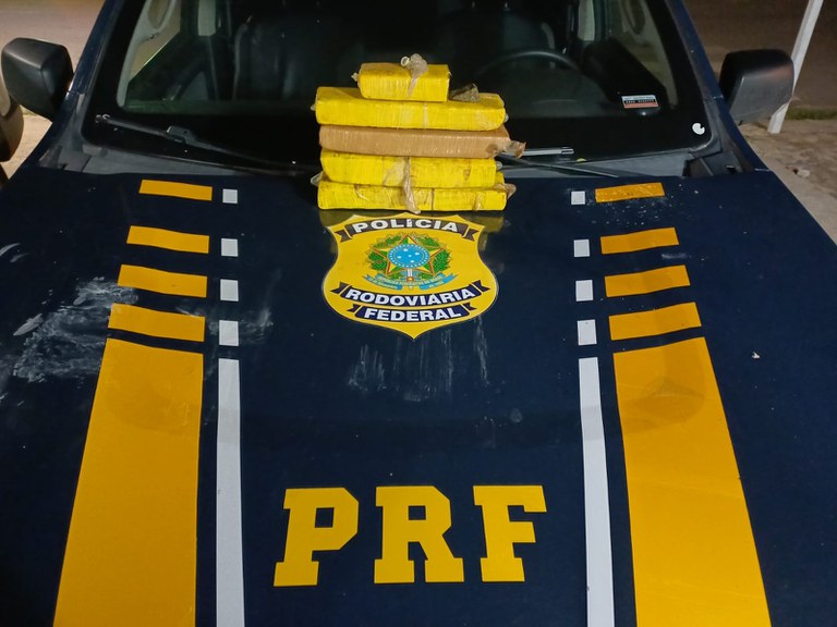 PRF apreende em Picos cinco tabletes de maconha e prende dupla suspeita por tráfico de drogas
