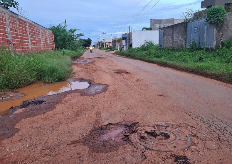 Homem tem motocicleta roubada por dois homens armados no bairro Emaús