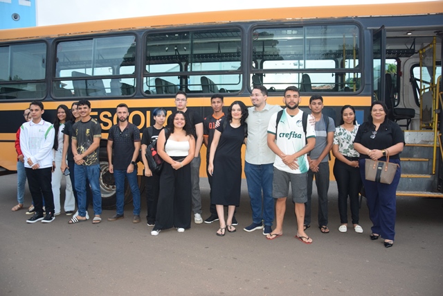 Prefeito de Dom Expedito Lopes cumpre promessa e passa a garantir transporte gratuito para universitários