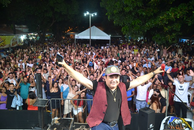 Multidão prestigia 3ª noite de shows do Festejos de São José em Inhuma