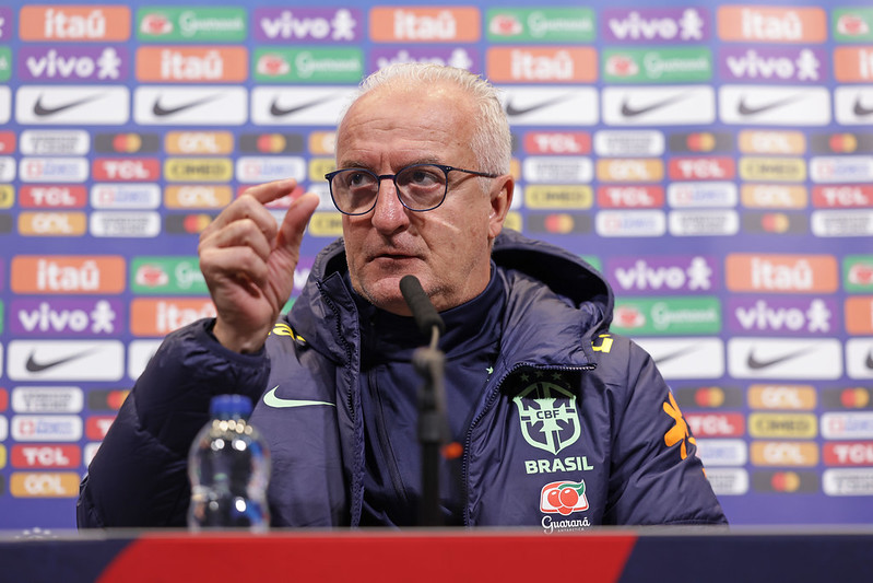 Dorival Júnior ignora tropeços e repete discurso de evolução na seleção