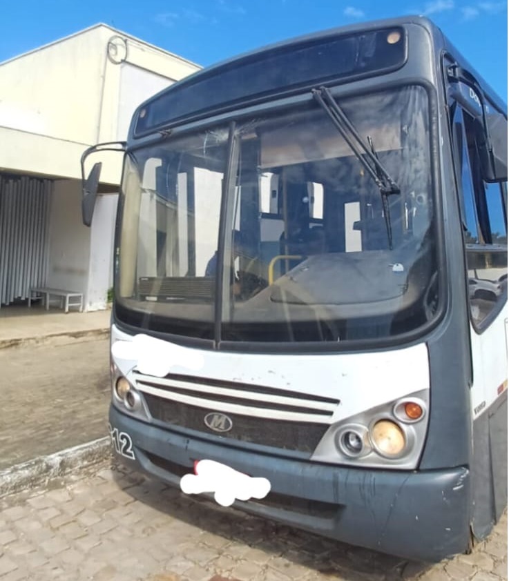 PRF flagra ônibus com diversas irregularidades transportando estudantes em Picos