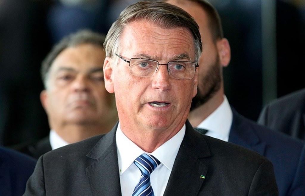 Ministro Alexandre de Moraes decreta prisão domiciliar de Bolsonaro