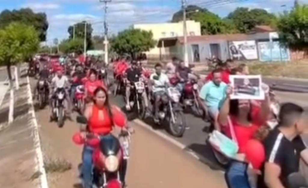 Familiares e amigos de jovem morto em acidente em Sussuapara realizam protesto