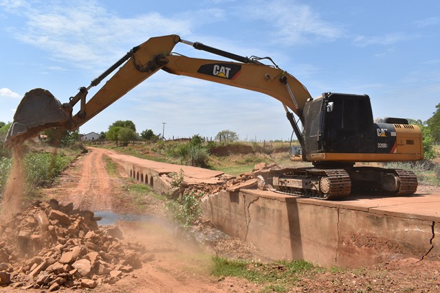 Prefeitura de Picos dá início a reconstrução de passagem molhada no Povoado Alegre