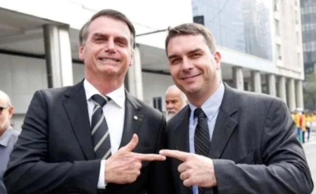 Bolsonaro dá sinal que filho será seu candidato à Presidência da República em 2026