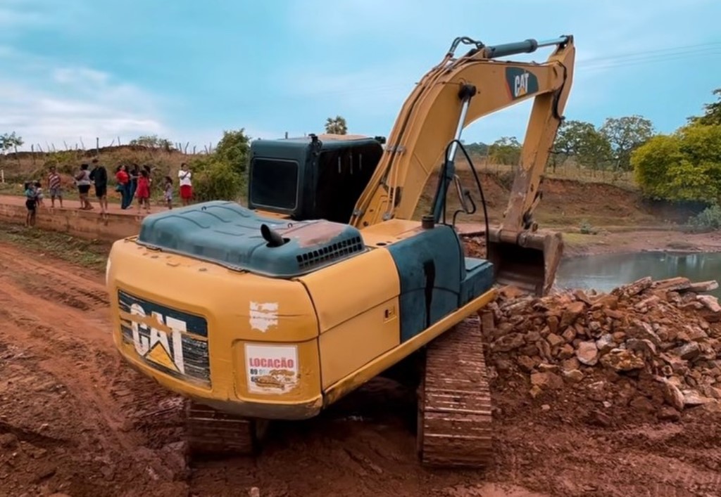 Gestão Pablo Santos inicia reconstrução de passagem molhada no povoado Alegre