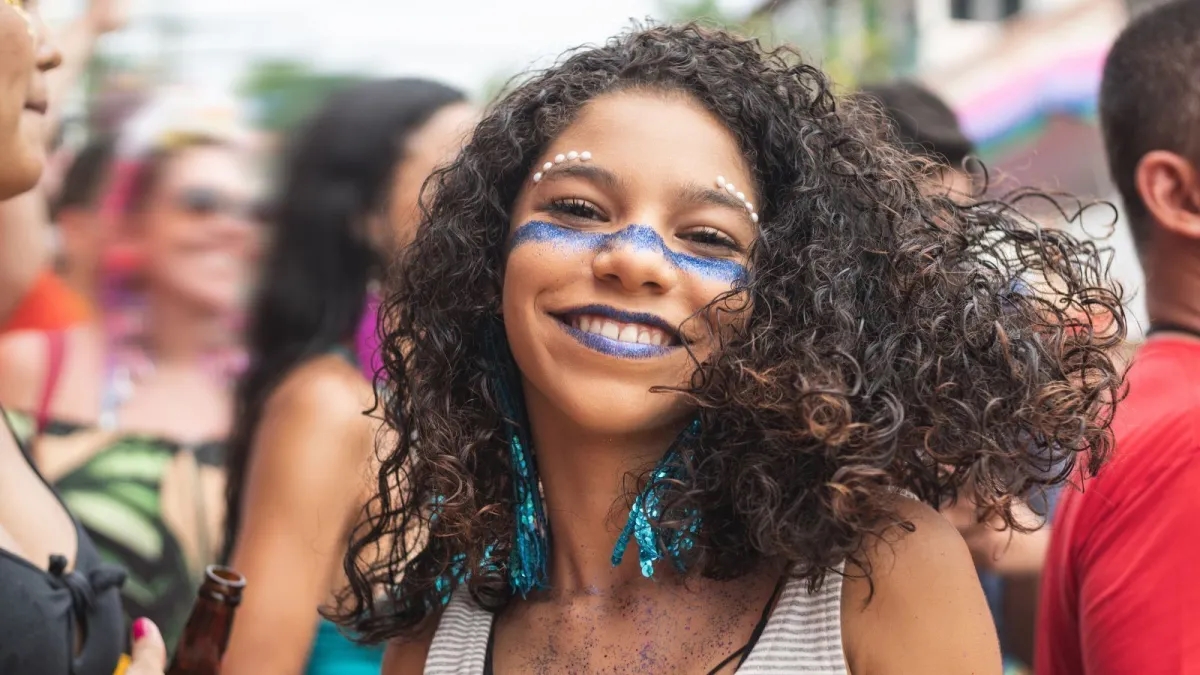 Glitter no Carnaval: oftalmologista alerta para cuidados com os olhos durante a folia