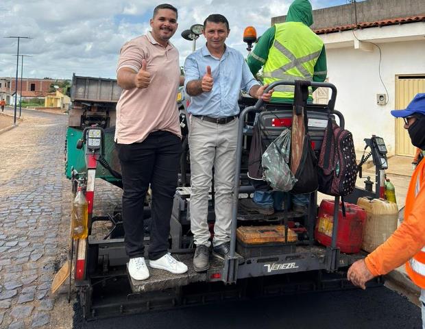 Prefeito Adonaldo acompanha início de asfaltamento em comunidades rurais de Santana do Piauí