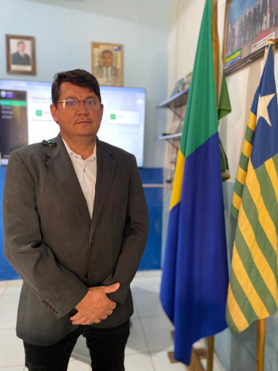 Vereador Francildo Bahia anuncia painel eletrônico para modernizar e organizar as sessões da Câmara de São Luís do Piauí