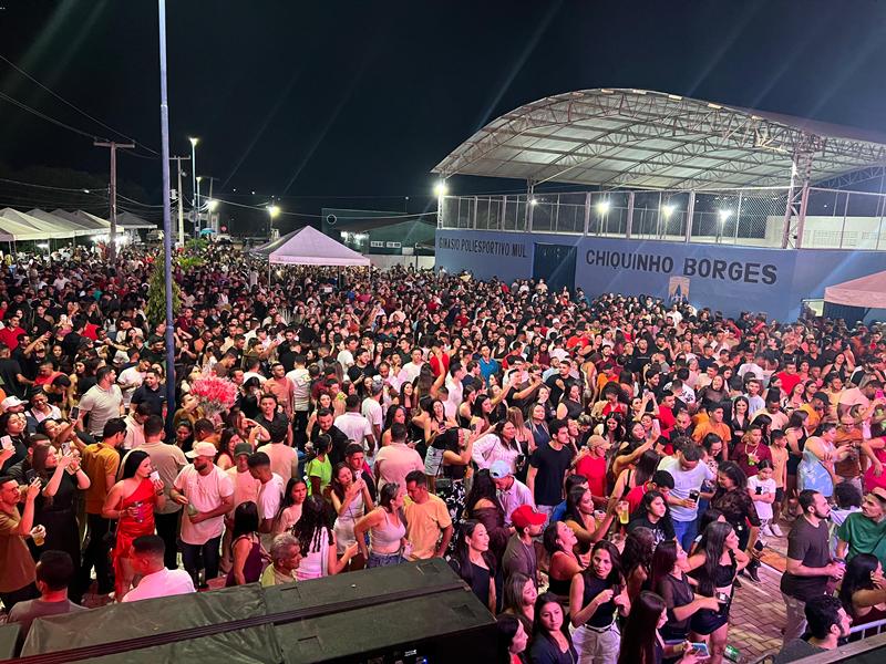 Multidão marca presença em grande festa de encerramento dos 34 anos de Santana do Piauí