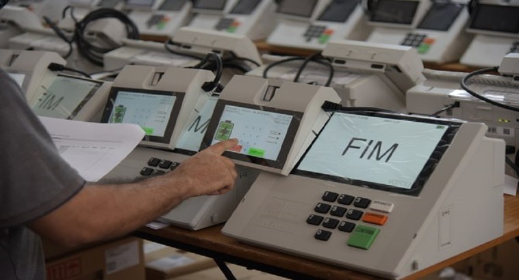 TRE-PI testa mais de 300 urnas eletrônicas para garantir funcionamento seguro