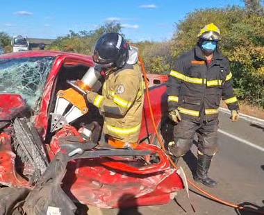 Motorista fica preso às ferragens após colisão entre picape e caminhão na BR-230