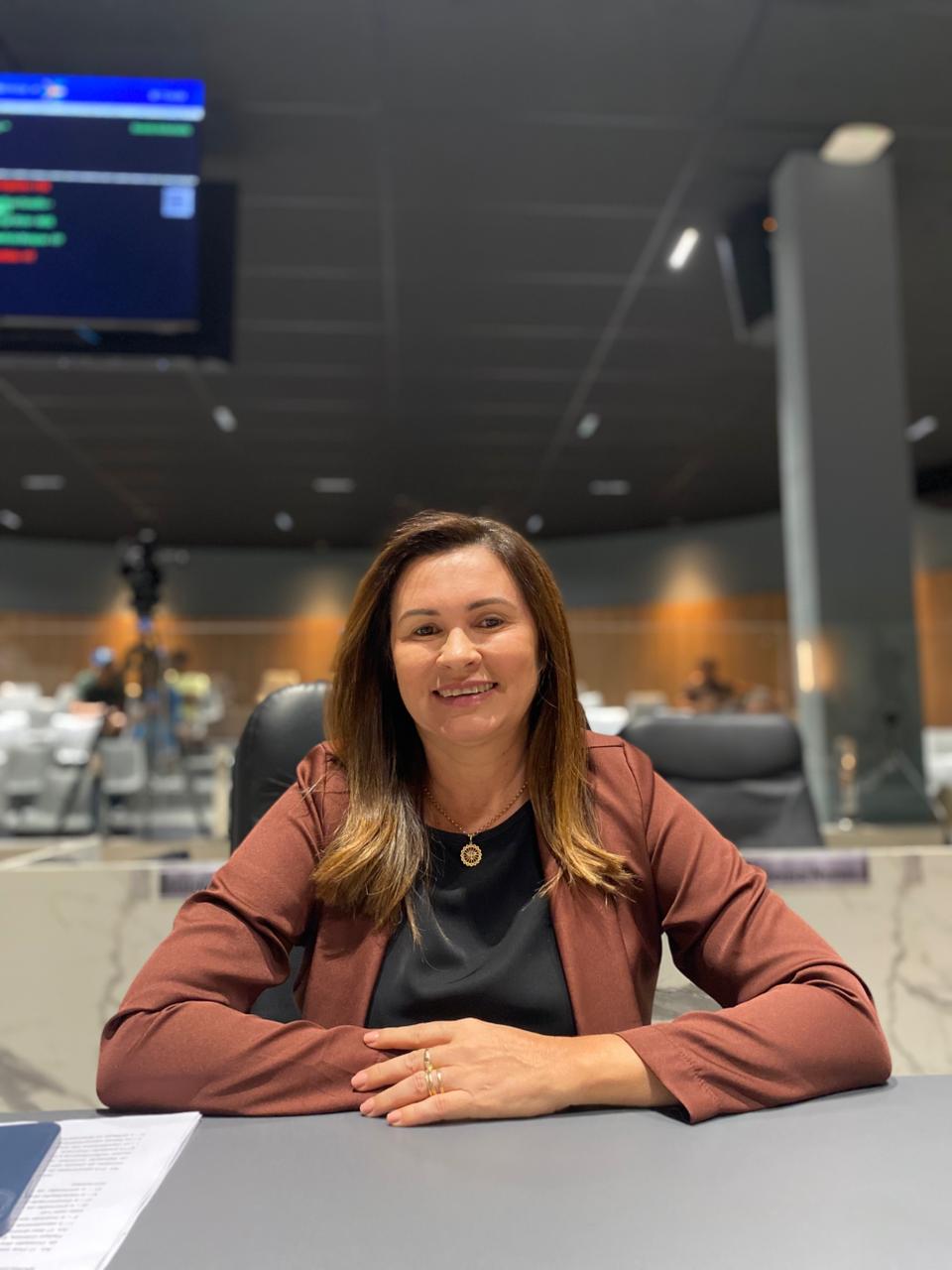 Vereadora Dalva Mocó apresenta projeto em defesa das pessoas com fibromialgia e solicita melhorias na rede elétrica da Estrivaria