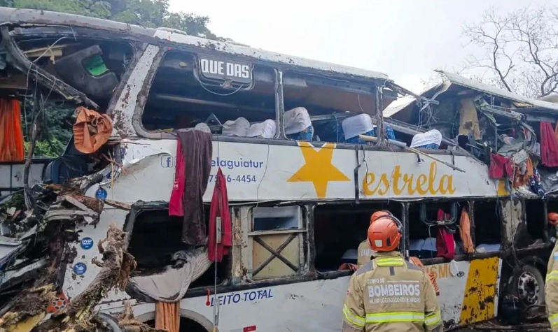 10 pessoas morrem após ônibus tombar em Petrópolis, no Rio de Janeiro