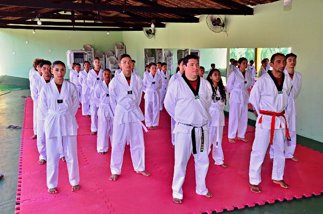 Prefeitura de Santo Antônio de Lisboa entrega doboks a alunos de Taekwondo