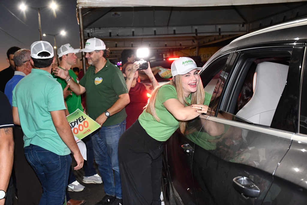 Anyara Santos inicia campanha com adesivaço e reúne dezenas de carros e motos em Picos